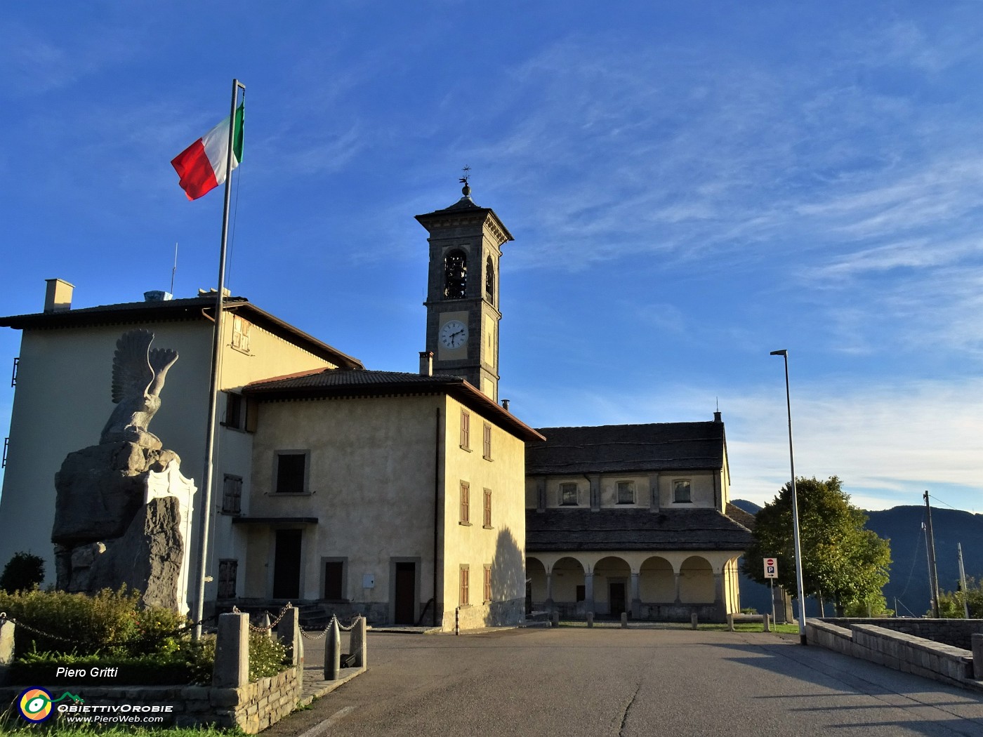 74  La chiesa di Fuipiano Imagna con canonica e monumento ai caduti  nella luce tardo-pomeridiana .JPG